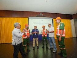 Tingkatkan Keselamatan, Pelindo Bagikan 1.500 APD ke Pekerja Pelabuhan