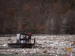 Penampakan Sampah yang Memenuhi Sungai Lim di Serbia
