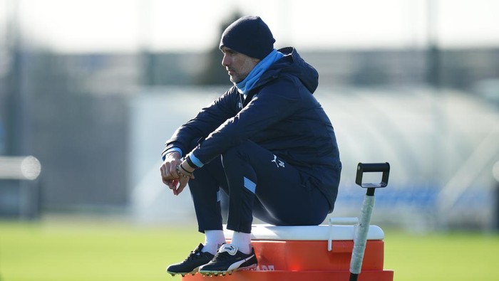 pep guardiola manchester city liga inggris premier league MANCHESTER, ENGLAND - FEBRUARY 06: Pep Guardiola of Manchester City in action during training at Manchester City Football Academy on February 6, 2023 in Manchester, England. (Photo by Tom Flathers/Manchester City FC via Getty Images)