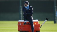 Pelatih Spanyol itu terlihat murung memantau anak asuhnya berlatih di kompleks latihan akademi Manchester City, Rabu (8/2/2023). Foto: Tom Flathers/Manchester City FC via Getty Images
