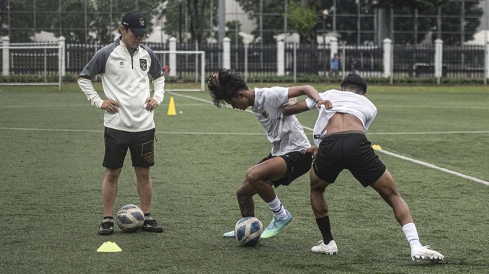 Persiapan Piala Dunia U-20, Garuda Muda Jalani Latihan Sejumlah pesepak bola Timnas U-20 melakukan peregangan saat berlatih di Lapangan C Senayan, Jakarta, Rabu (8/2/2023). Timnas U-20 menjalani pemusatan latihan jelang kejuaraan Piala Asia U-20 2023.