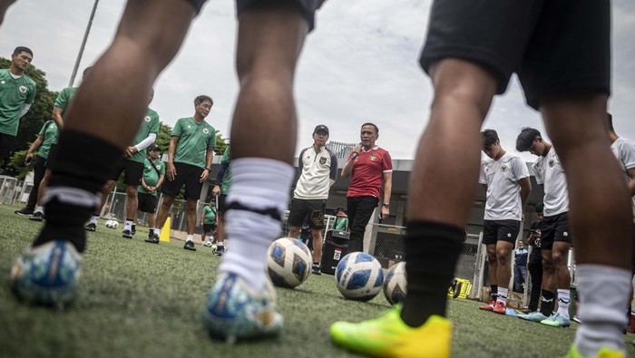 Sejumlah pesepak bola Timnas U-20 melakukan peregangan saat berlatih di Lapangan C Senayan, Jakarta, Rabu (8/2/2023). Timnas U-20 menjalani pemusatan latihan jelang kejuaraan Piala Asia U-20 2023.