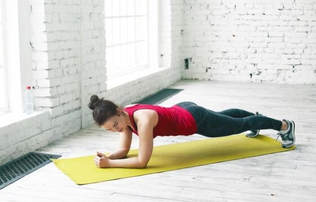Perempuan sedang plank