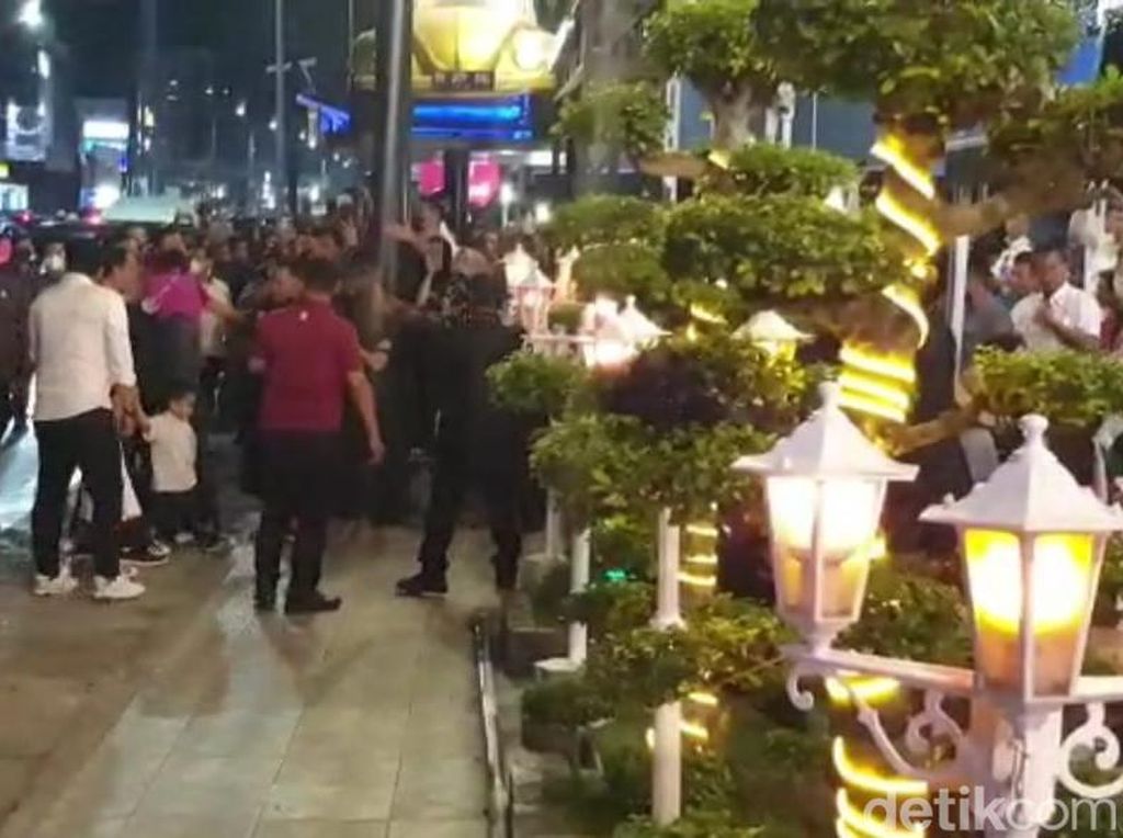 Tiba di Medan, Presiden Jokowi Bawa Ketua Nahyan Makan Durian Tiba di Medan, Presiden Jokowi Bawa Ketua Nahyan Makan Durian