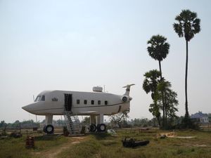 Pria Kamboja Wujudkan Mimpi Bangun Rumah Pesawat