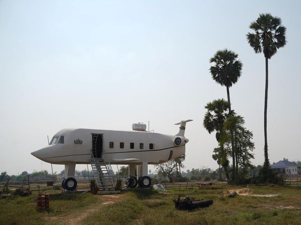 Pria Kamboja Wujudkan Mimpi Bangun Rumah Pesawat