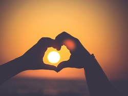 Protektif Adalah: Pengertian, Tanda, Penyebab, dan Contohnya