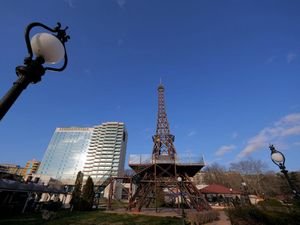 Resort di Bulgaria Ini Punya Menara Eiffel KW Lho... Resort di Bulgaria Ini Punya Menara Eiffel KW Lho...