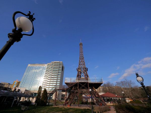 Resort di Bulgaria Ini Punya Menara Eiffel KW Lho...