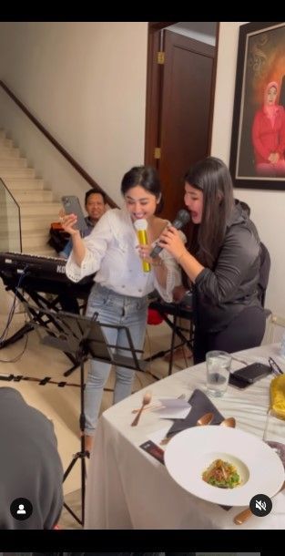 Rosa Meldianti dan Dewi Perssik kini sudah kembali akur
