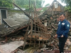 Hujan Deras Disertai Angin Kencang Robohkan Rumah Warga Lamongan