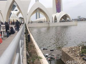 Masjid Al Jabbar Bandung Hasilkan Hampir 100 Ton Sampah dalam 2 Bulan