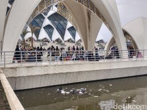 Danau Masjid Al Jabbar Belum Bebas Sampah! Danau Masjid Al Jabbar Belum Bebas Sampah!