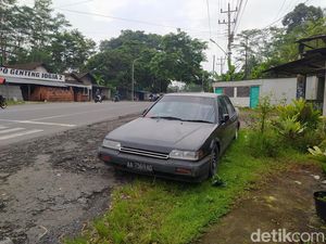 Sedan Misterius Parkir di Jalan Secang Magelang