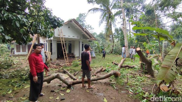 Dahsyatnya Angin Puting Beliung di Ciamis Sebabkan 33 Rumah Rusak