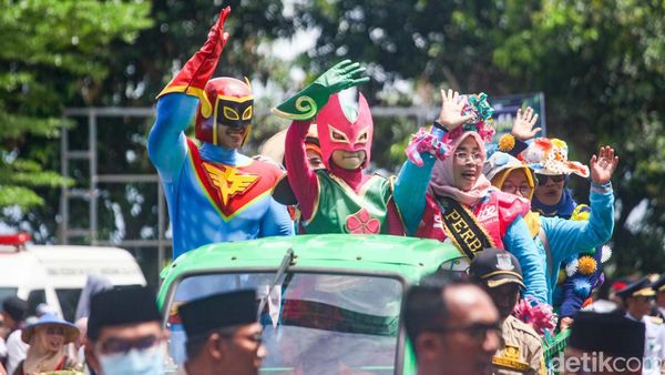 Superhero hingga Ontel Meriahkan Pawai Taaruf MTQ Tangsel