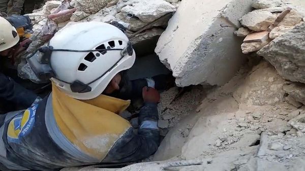 Kerja Keras Tim SAR Bertaruh Waktu Cari Korban Gempa Turki-Suriah