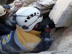 Kerja Keras Tim SAR Bertaruh Waktu Cari Korban Gempa Turki-Suriah