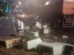 DLH DKI Sanksi Sopir Truk Tabrak Jalur Sepeda Permanen Sudirman-Thamrin