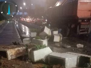 Truk Sampah DLH DKI Tabrak Jalur Sepeda Permanen di Sudirman Thamrin Truk Sampah DLH DKI Tabrak Jalur Sepeda Permanen di Sudirman Thamrin