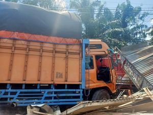4 Truk-2 Minibus Kecelakaan Beruntun di Jambi, 2 Rumah Rusak