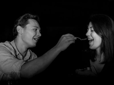 Unik! Makan di Restoran Ini Tak Bisa Lihat Apapun karena Gelap Gulita