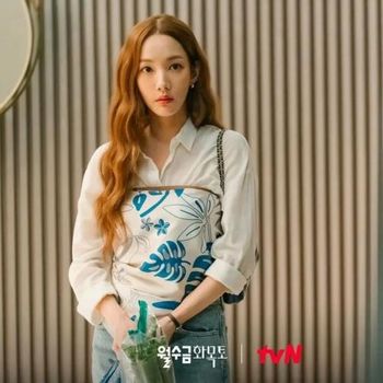 To go on a date, you don't need to buy new clothes, beauties.  Just wear your white shirt and get creative with a scraft, like Park Min Young's look in the following Love in Contract.  Not expensive and can still be chic.  Photo/Instagram.com/tvn_drama