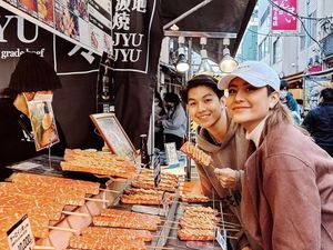 10 Pose Keren Jonathan Alden, Pacar Awkarin Saat Kulineran