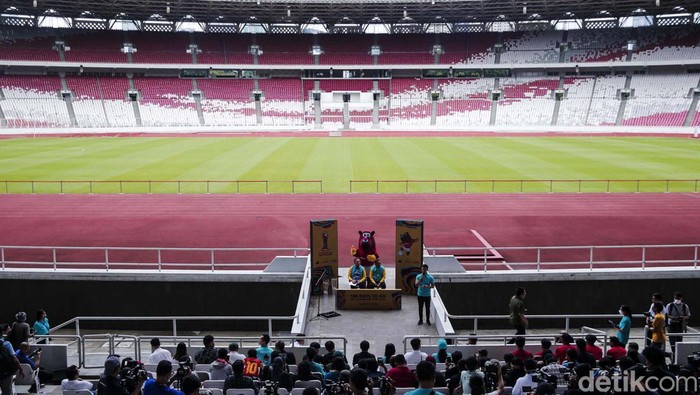 Hitung mundur 100 hari menuju Piala Dunia U-20 ditandai dengan tendangan penalti Ketum PSSI Mochamad Iriawan alias Iwan Bule di SUGBK), Jakarta, Kamis (9/2/2023).