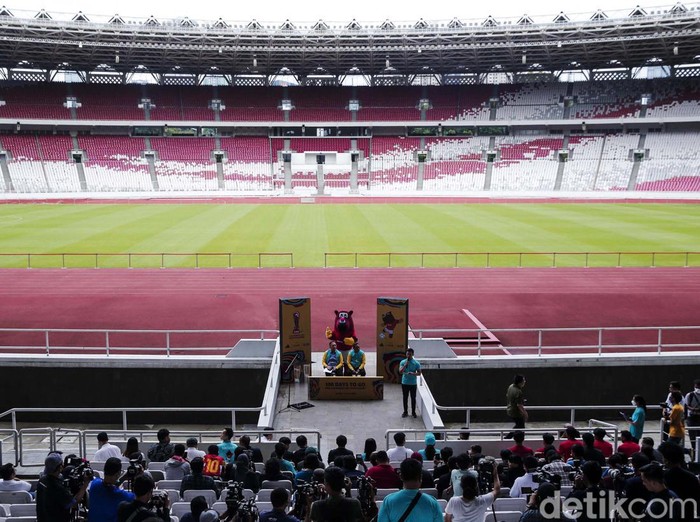 Hitung mundur 100 hari menuju Piala Dunia U-20 ditandai dengan tendangan penalti Ketum PSSI Mochamad Iriawan alias Iwan Bule di SUGBK), Jakarta, Kamis (9/2/2023).