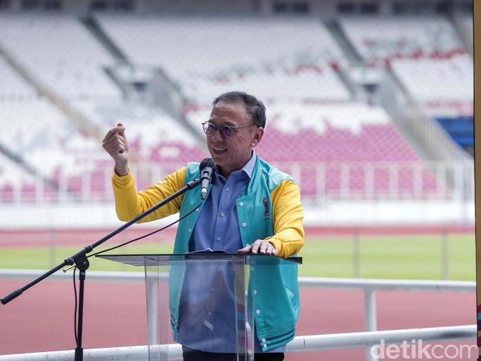 Hitung mundur 100 hari menuju Piala Dunia U-20 ditandai dengan tendangan penalti Ketum PSSI Mochamad Iriawan alias Iwan Bule di SUGBK), Jakarta, Kamis (9/2/2023).