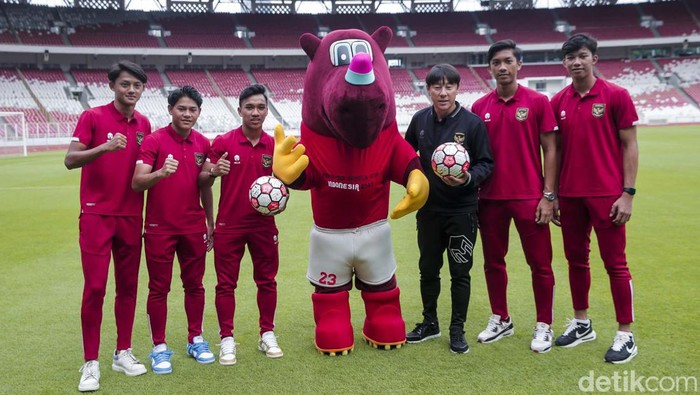 Hitung mundur 100 hari menuju Piala Dunia U-20 ditandai dengan tendangan penalti Ketum PSSI Mochamad Iriawan alias Iwan Bule di SUGBK), Jakarta, Kamis (9/2/2023).