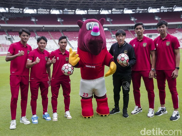 Hitung mundur 100 hari menuju Piala Dunia U-20 ditandai dengan tendangan penalti Ketum PSSI Mochamad Iriawan alias Iwan Bule di SUGBK), Jakarta, Kamis (9/2/2023).