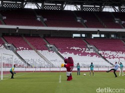 Ketum PSSI Mochamad Iriawan alias Iwan Bule melakukan tendangan penalti ke gawang yang dikawal Menpora Zainudin Amali di SUGBK, Jakarta, Kamis (9/2/2023). Tendangan penalti itu menandai hitung mundur 100 Hari Menuju Piala Dunia U-20.