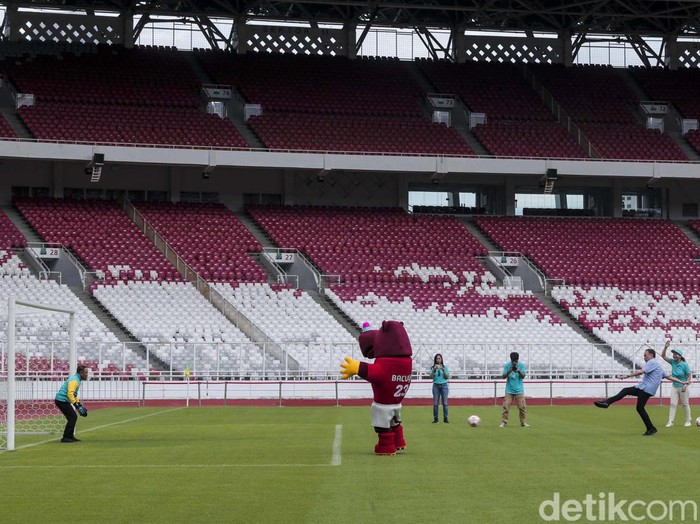 Hitung mundur 100 hari menuju Piala Dunia U-20 ditandai dengan tendangan penalti Ketum PSSI Mochamad Iriawan alias Iwan Bule di SUGBK), Jakarta, Kamis (9/2/2023).