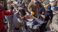 Foto: Detik-detik Penyelamatan Bayi 59 Jam Tertimbun Reruntuhan Gempa di Turki