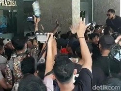 Mahasiswa UNS Kembali Demo soal Somasi Dekan Diwarnai Aksi Lempar Botol