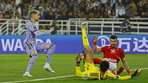 Soccer Football - FIFA Club World Cup - Semi Final - Al Ahly v Real Madrid - Prince Moulay Abdellah Stadium, Rabat, Morocco - February 8, 2023 Real Madrid's Federico Valverde scores their second goal past Al Ahly's Mohamed El-Shenawy REUTERS/Susana Vera