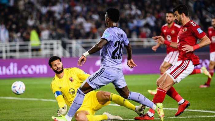 RABAT, MOROCCO - FEBRUARY 08: Vinicius Junior of Real Madrid (C) scores his goal over Goalkeeper Mohamed Elshenawy of Al Ahly (L) during the FIFA Club World Cup Morocco 2022 Semi Final match between Al Ahly and Real Madrid CF at Prince Moulay Abdellah on February 8, 2023 in Rabat, Morocco. (Photo by Marcio Machado/Eurasia Sport Images/Getty Images)