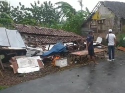 Angin Kencang Landa Jombang, Satu Rumah Ambruk Nyaris Timpa Ibu Hamil
