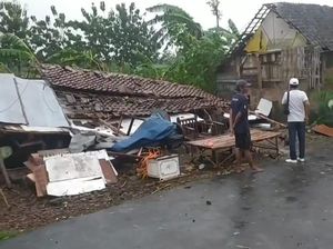 Angin Kencang Landa Jombang, Satu Rumah Ambruk Nyaris Timpa Ibu Hamil Angin Kencang Landa Jombang, Satu Rumah Ambruk Nyaris Timpa Ibu Hamil