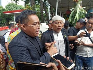 Bawa 10 Pengacara, Bripka Madih Tagih Kasus Sengketa Lahan ke Polda Metro Bawa 10 Pengacara, Bripka Madih Tagih Kasus Sengketa Lahan ke Polda Metro