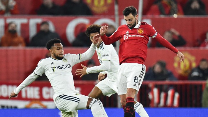 Soccer Football - Premier League - Manchester United v Leeds United - Old Trafford, Manchester, Britain - February 8, 2023 Leeds Uniteds Weston McKennie in action with Manchester Uniteds Bruno Fernandes REUTERS/Peter Powell EDITORIAL USE ONLY. No use with unauthorized audio, video, data, fixture lists, club/league logos or live services. Online in-match use limited to 75 images, no video emulation. No use in betting, games or single club /league/player publications.  Please contact your account representative for further details.
