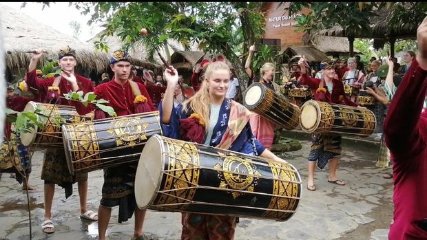 Gendang Beleq dimainkan di Desa Sade, Lombok Tengah.
