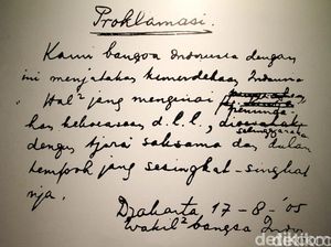 Teks Proklamasi Tulisan Tangan Bung Karno dan yang Otentik Setelah Diketik Teks Proklamasi Tulisan Tangan Bung Karno dan yang Otentik Setelah Diketik