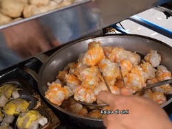 Bikin Aci Kerupuk, Penjual Ini Sehari Raih Omzet Jutaan Rupiah