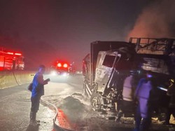 Tronton Terbakar Usai Tabrak Truk Gandeng di Tol Semarang-Solo Boyolali