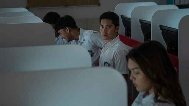 Emir Mahira sebagai David dalam film Dear David (2023).