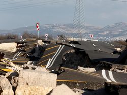 Foto-foto Jalanan Rusak Akibat Gempa Dahsyat Turki