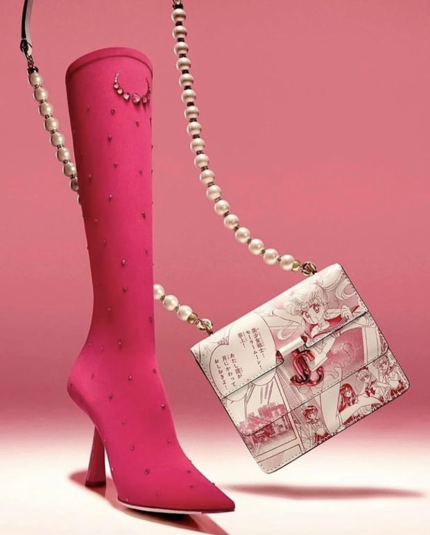 Foto: instagram.com/prettyguardian_sailormoon Knee-high boots Sailor Moon dan tas/